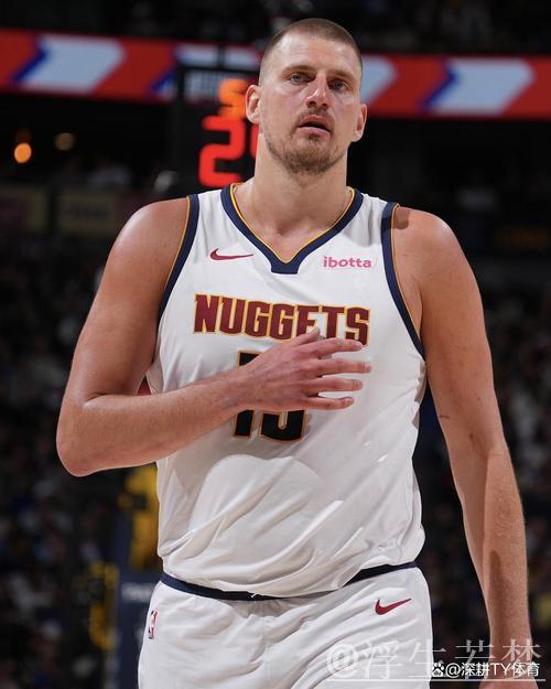 约基奇击地传球助攻 布劳恩双手爆扣